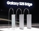 Galaxy S25 Edge (left) placed alongside Galaxy S24 Ultra and Galaxy S23 Ultra dummy units at the January Galaxy Unpacked 2025 event. (Image source: Fnnews)