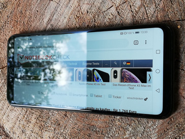 An example of the Huawei Mate 20 Lite's highly reflective display