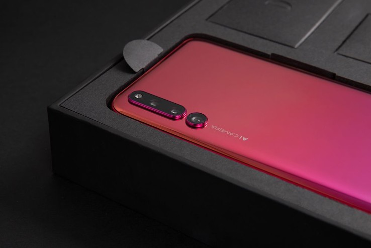 A closer look at the triple-cam setup on the back (Source: The Verge)