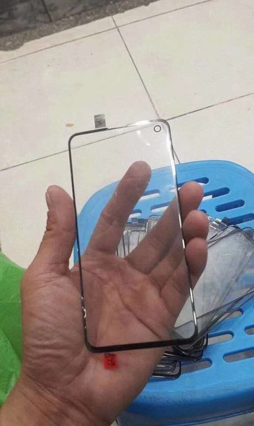 A look at an alleged Galaxy S10 screen protector with a camera cut-out that corresponds with the device spotted on the subway. (Image Source: @Universelce)