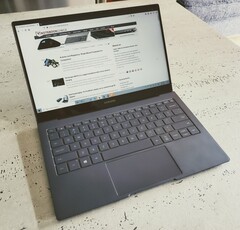 The Samsung Galaxy Book S crushes the Apple MacBook Air which ever way you look at it. (Source: Notebookcheck)