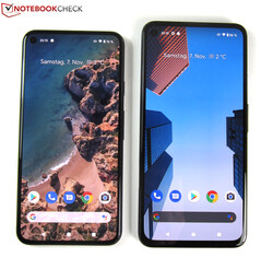 Size comparison: The Google Pixel 5 on the left, the Google Pixel 4a 5G on the right