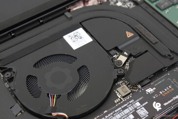 Cooling solution consists of a single ~45 mm fan with two short heat pipes