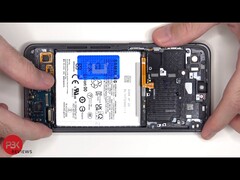 The Samsung Galaxy S24 FE proves to be easy to repair in the teardown. (Image source: YouTube / PBKreviews)