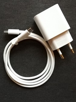 The Pixel 3 EU charger and Type-C cable