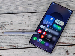 The Galaxy S25 comes with an integrated S Pen (Image source: Daniel Schmidt)