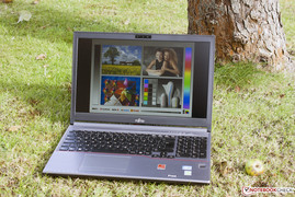The Lifebook E753 PS in a bright environment.