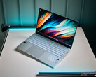 Asus' Vivobook S15 comes in the Cool Silver colorway (Image source: Andreas Osthoff / Notebookcheck)