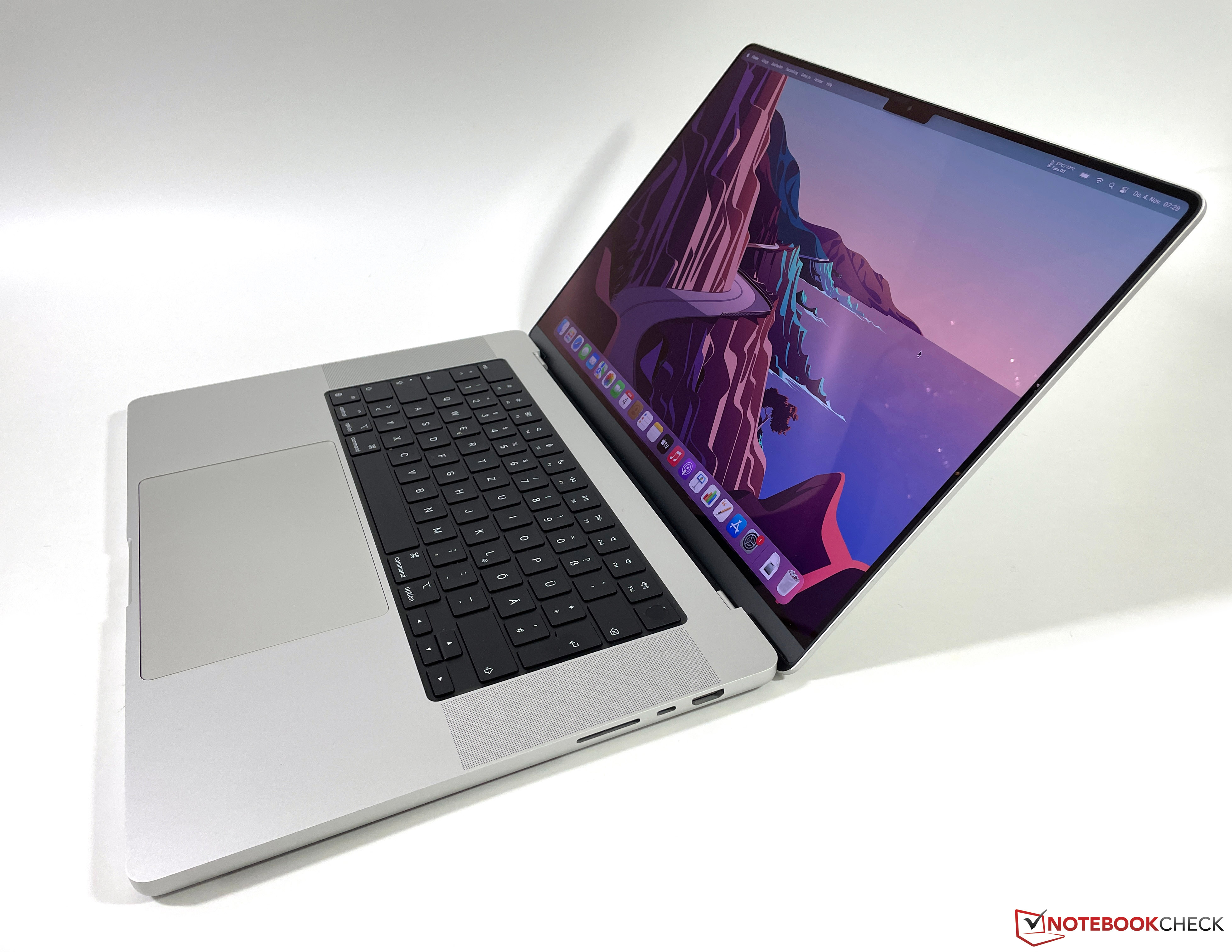 Apple MacBook Pro 16 2021 M1 Max Laptop Review: Full Performance without  Throttling -  Reviews