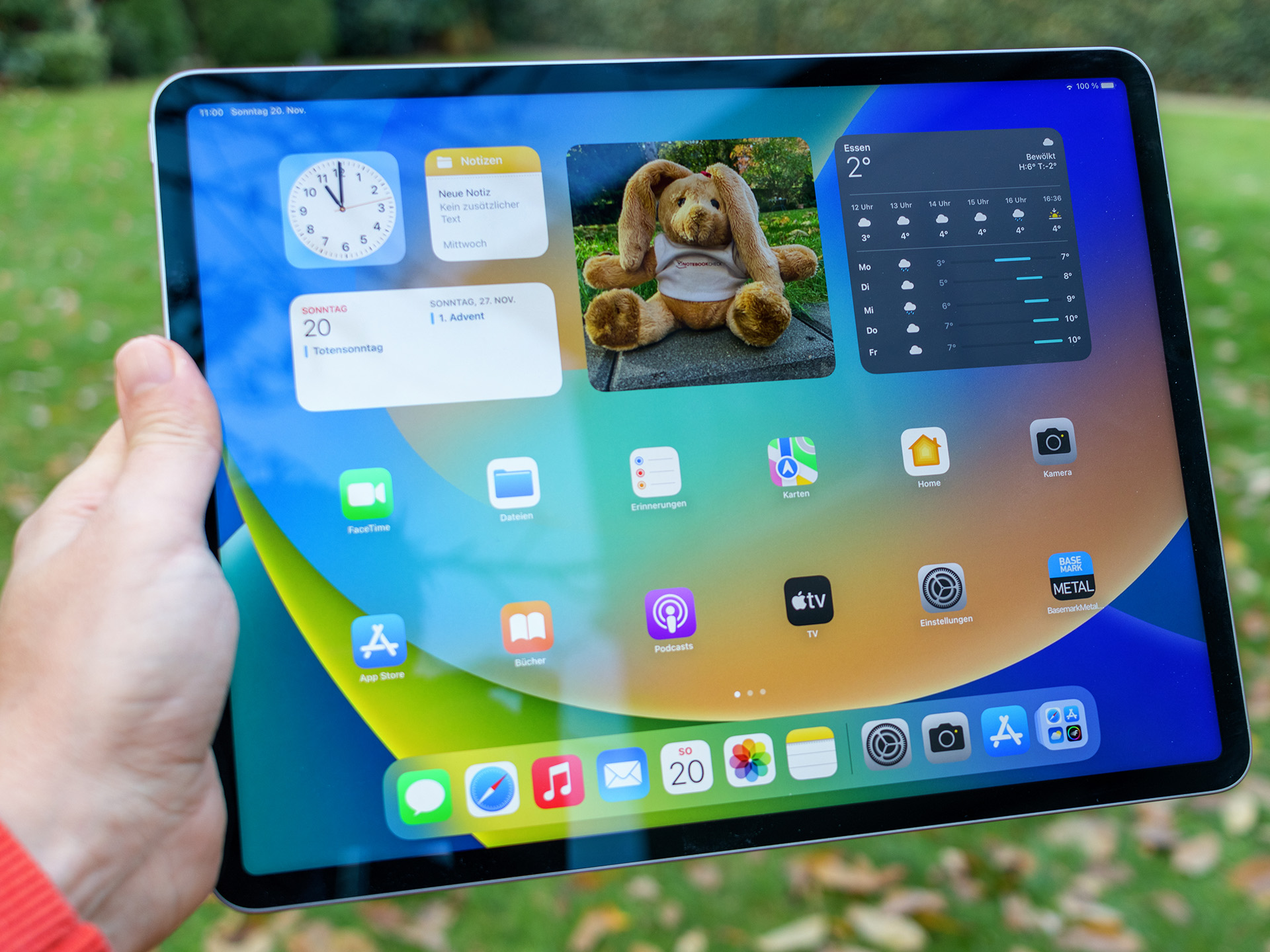 Apple iPad Pro 12.9 (2022) review: Apple\'s giant tablet now runs with the  M2 SoC - NotebookCheck.net Reviews
