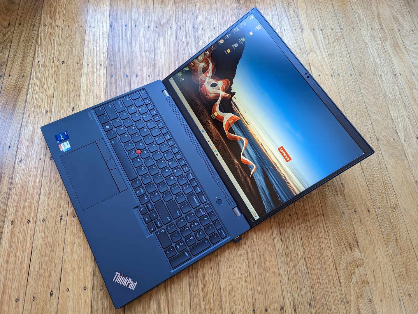 een kopje aankleden Munching Lenovo ThinkPad T16 Gen 1 Core i7 laptop review: Quiet at the cost of  performance - NotebookCheck.net Reviews