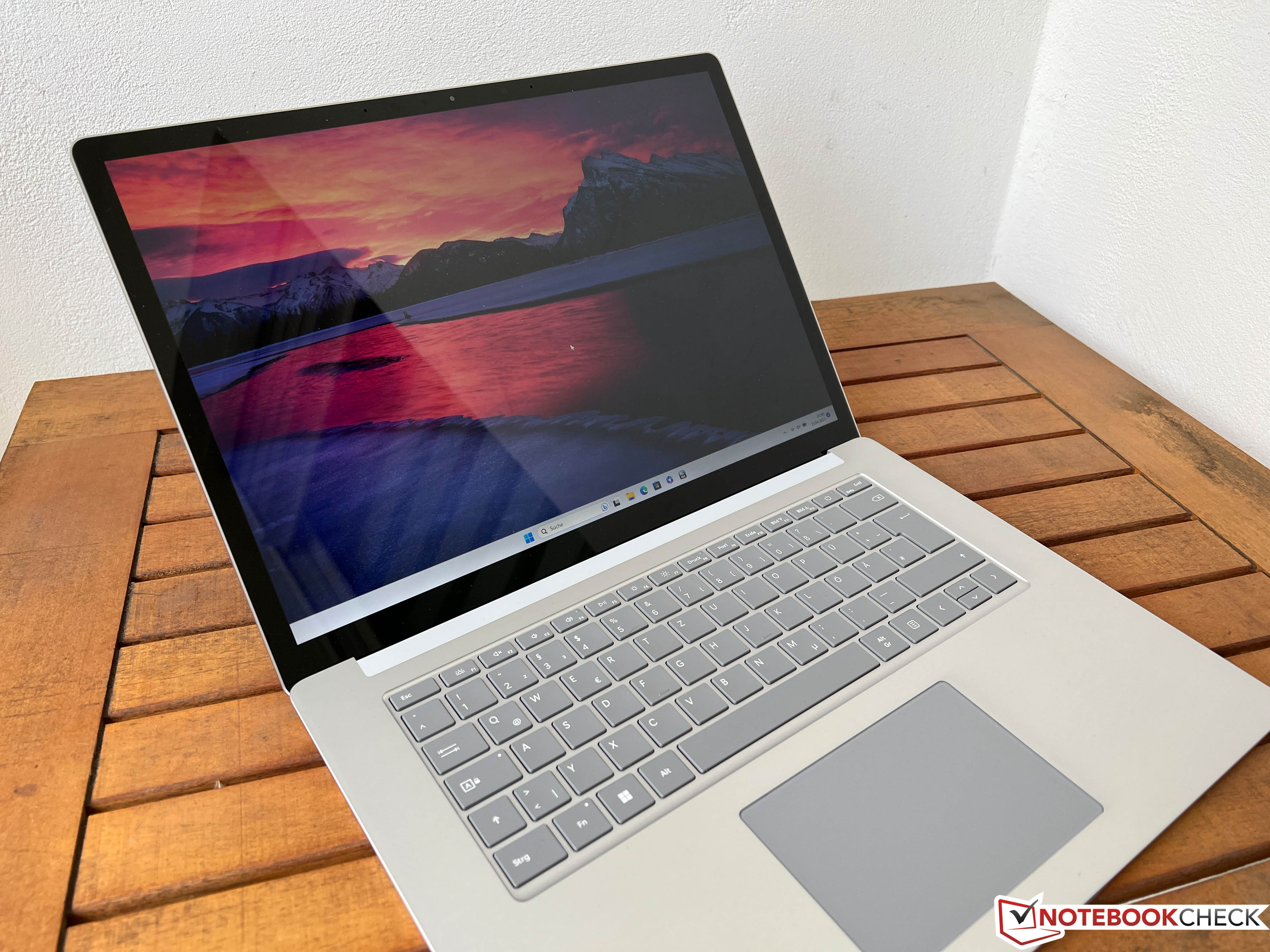 Installeren geschenk voor het geval dat Microsoft Surface Laptop 5 15 review - Old design for a premium price -  NotebookCheck.net Reviews