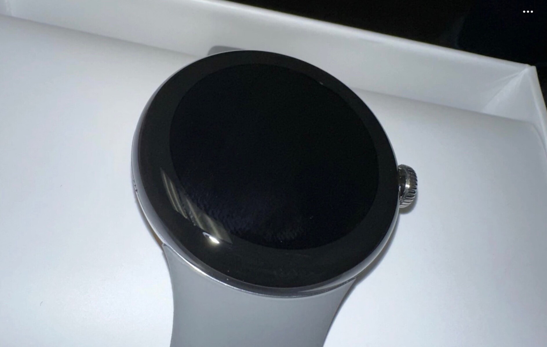 Google Pixel Watch: Unboxing photos - prices display show NotebookCheck.net leak band bezels watch News as thick