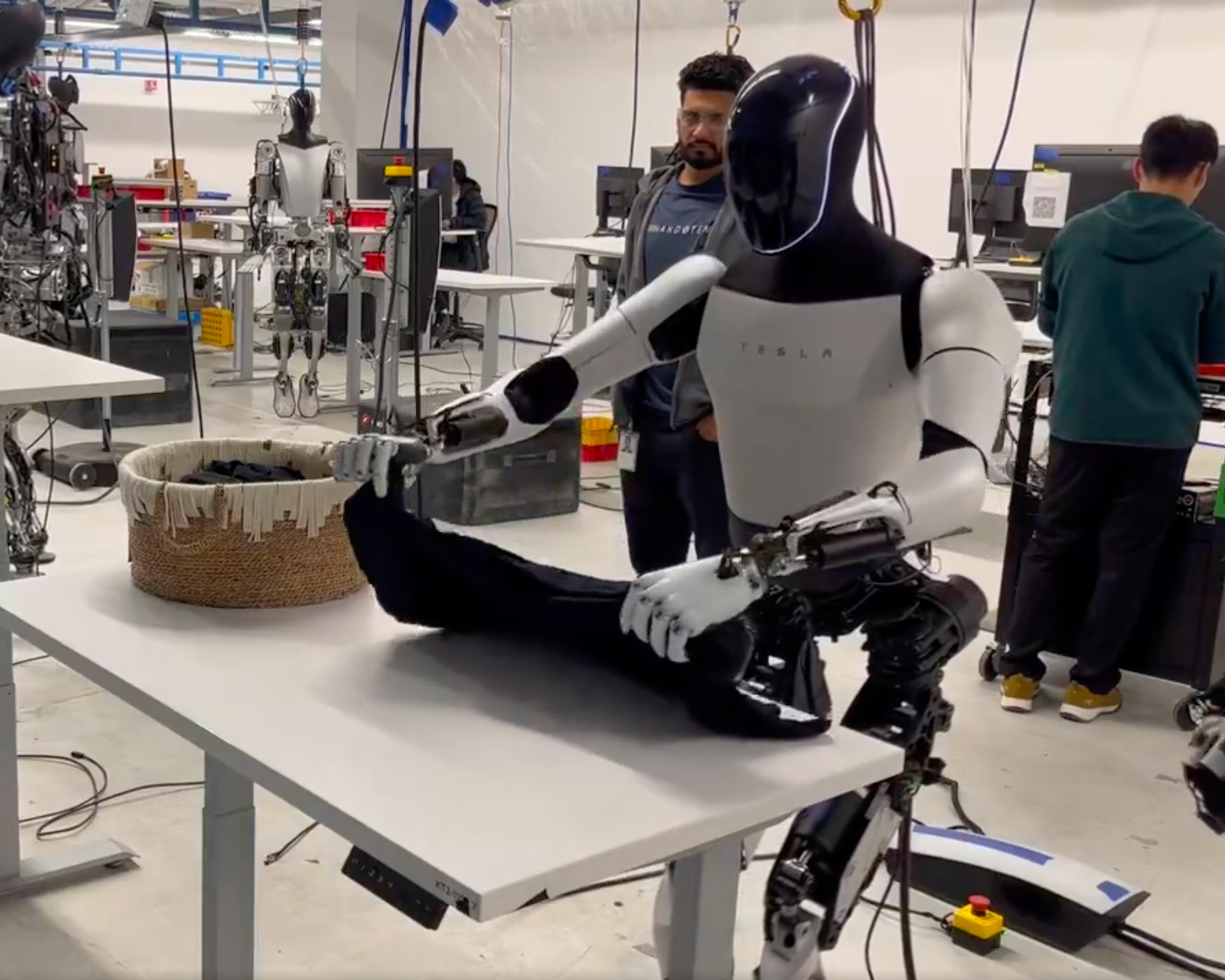 Tesla Optimus: Elon Musk Busted Cheating In Latest Humanoid Robot ...