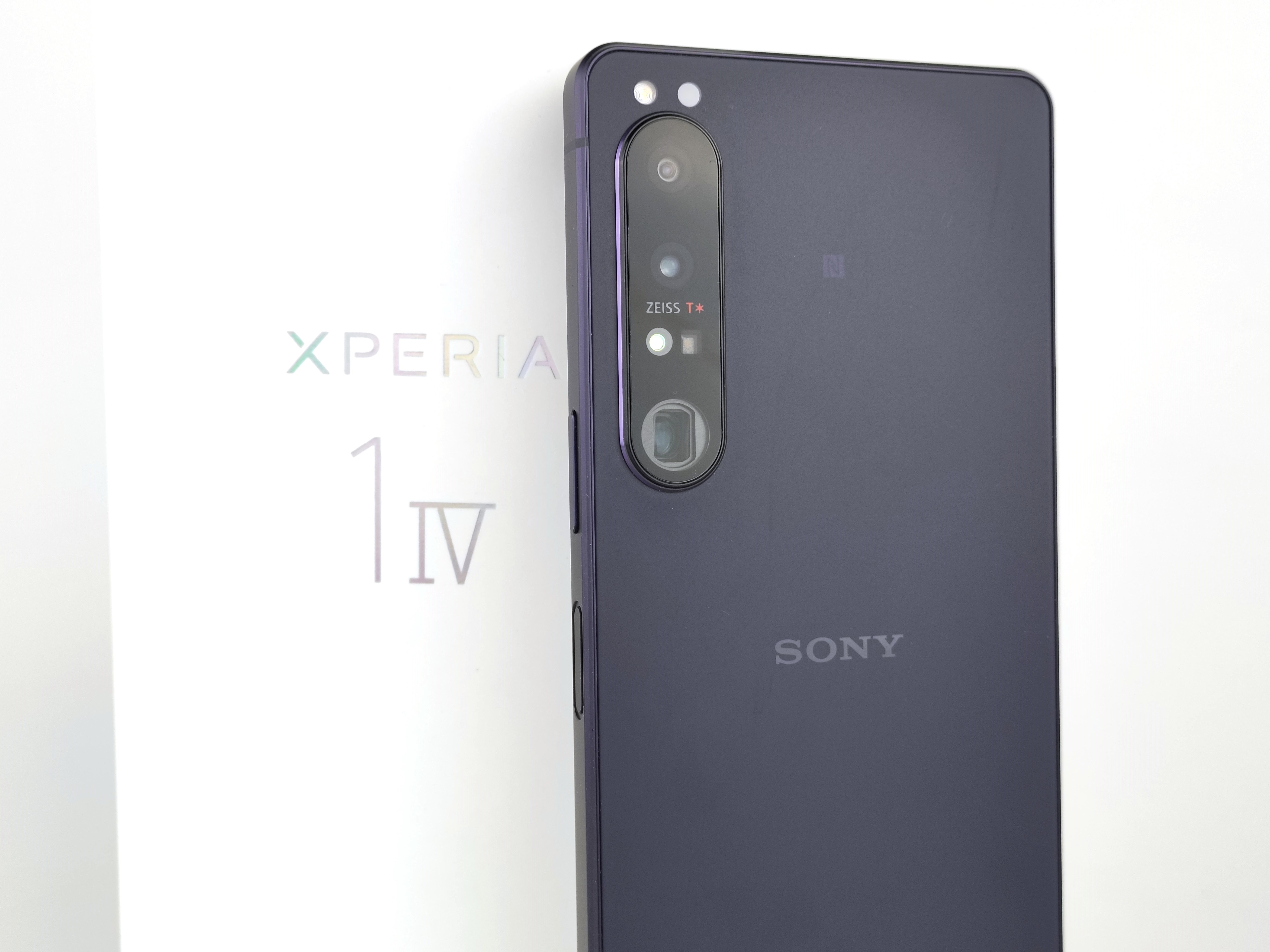 Unboxing: Sony Xperia 1 V 