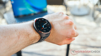 Hands on with the smartwatch (Image source: Notebookcheck)