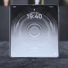 The Find N6 is said to have an almost invisible display crease.