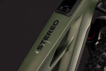 The display is integrated into the top tube