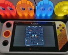 The Atari Gamestation Go delivers compact retro gaming with full official support. (Image source: Marc Zander, Notebookcheck)