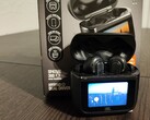The JBL Tour Pro 3 comes with a charging case with touchscreen (Image source: Notebookcheck)