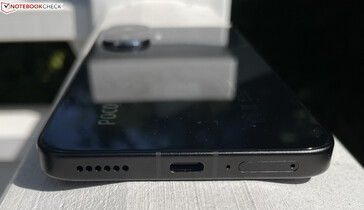 Bottom: speaker, USB-C 2.0, microphone, dual SIM