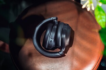 The earcups fold.