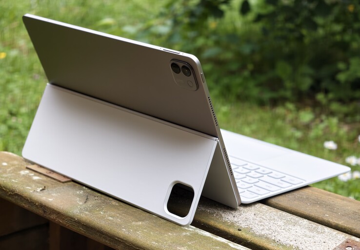 Honor MagicPad 4 with keyboard cover in the review
