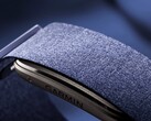 Garmin CIRQA features a fabric strap that is available in seven colors.