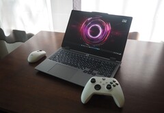 Lenovo's LOQ 15 gaming laptop (model 83JG000JUS) ships in the Luna Grey colorway (Image source: Florian Glaser / Notebookcheck)