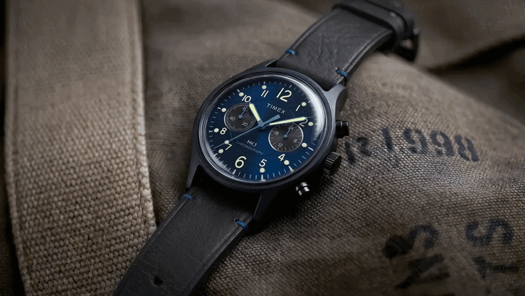 Both versions share a 40mm case, 46.5mm lug-to-lug span and 9.5mm thickness, with a domed acrylic crystal.