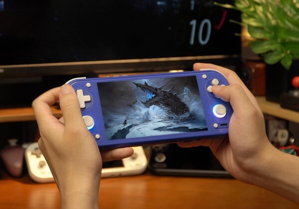 The Anbernic RG 55G1 is an Android gaming handheld with a design similar to the Nintendo Switch.