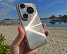 With its high-gloss finish, the Pura 80 Ultra is very susceptible to fingerprints. Good thing that Huawei includes a protective case. (Image source: Notebookcheck)