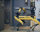 Opening doors and lifting objects: Spot's arm makes it possible. (Image: youtube/Boston Dynamics)