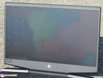 Using the HP Gaming Pavilion 15 outdoors under direct sunlight