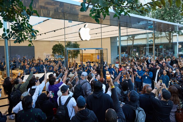 Customers join John Ternus and Deirdre O’Brien at Apple Domain Northside for the iPhone Duo debut.