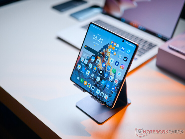 The Honor Magic V6 features a 120 Hz AMOLED display