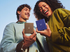 The Razr 70 Ultra is 7.19 mm thick and weighs 199 g.