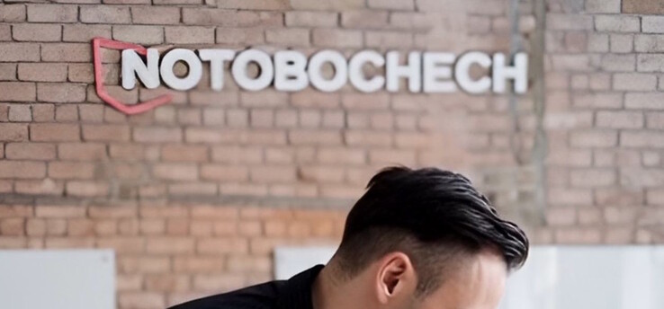 Wrong logo, wrong hairstyle (picture source: Screenshot on Vidu.com)