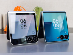 Samsung Galaxy Z Flip7 (right) compared with the Flip7 FE (left)