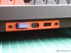 Akko 5098B ports, dongle storage, and connectivity switch