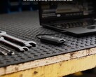 EX400U Survivor: New SSD is fast. (Image source: Corsair)