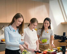 The DJI Mic Mini 2S in recording action during a cooking show.