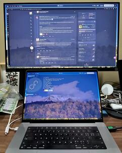 A 16-inch laptop from Apple with M1 processor on a 4K HDMI monitor (Image: Asahi Blog).