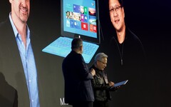Huang accepts the Surface RT: Behind it is a photo of the presentation from 2012.