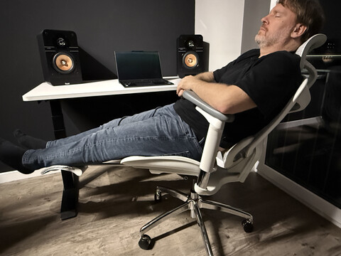 The Sihoo Doro C300 ergonomic office chair put to the test. (Image: Marcus Schwarten / Notebookcheck)