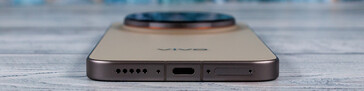 Bottom: speaker, microphone, USB, microphone, SIM (image source: Daniel Schmidt)