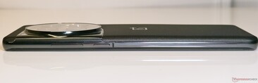 Right: Volume rocker, Power button