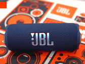 The discounted JBL Flip 7 includes AI Sound Boost to help reproduce music with less distortion. (Image source: JBL)
