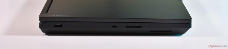 left: USB-A 3.2 Gen 1, Thunderbolt 4, SD Card