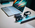The Qualcomm Snapdragon X Elite SoC in the Asus Vivobook S15 hardly needs a power adaptor to achieve full performance. (Image source: Alex Waetzel / Notebookcheck)